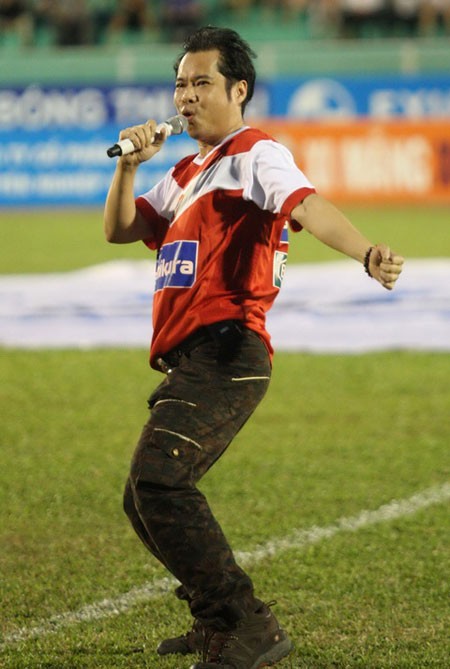 Nam ca sĩ Ngọc Sơn - người được mệnh danh là 'Ông vua nhạc sến' thường xuyên xuất hiện trên sân Thống Nhất với tư cách: Chủ tịch danh dự của Sài Gòn FC